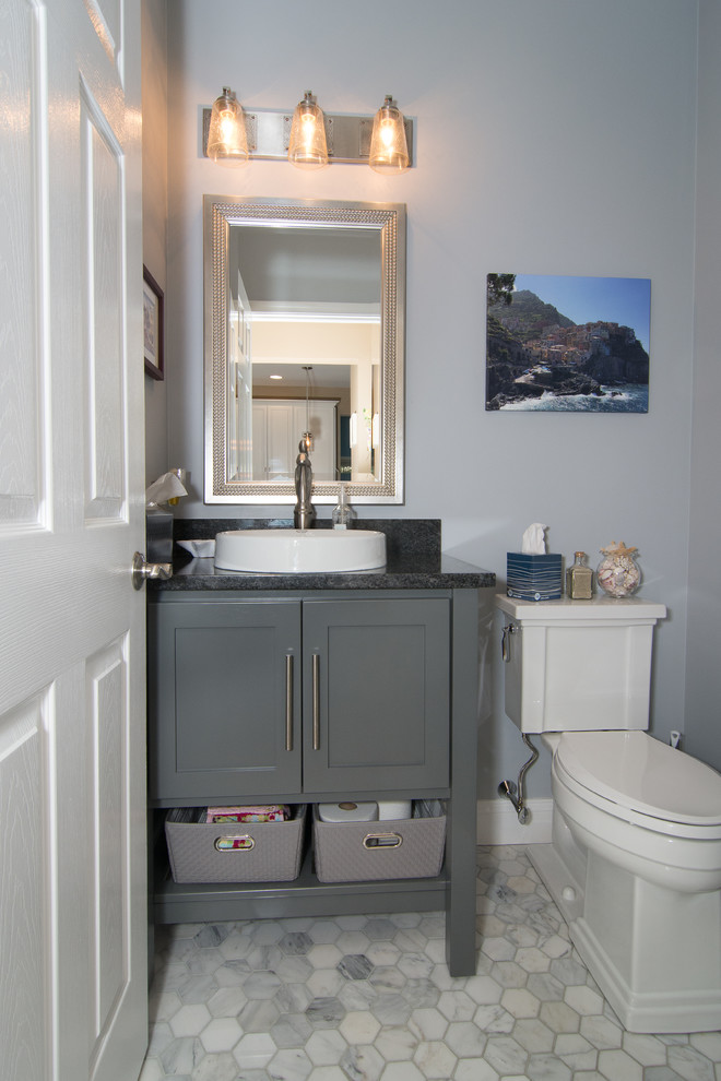 Idées déco pour un petit WC et toilettes classique avec un placard à porte plane, des portes de placard grises, WC séparés, un mur gris, un sol en marbre, une vasque, un plan de toilette en granite et un sol blanc.