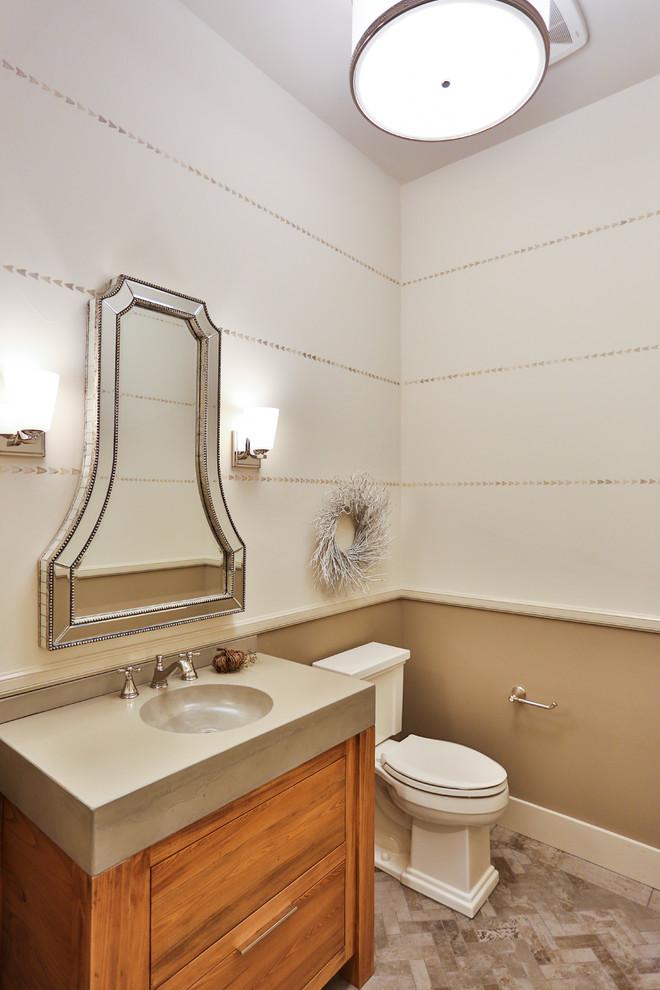 Bild på ett litet vintage grå grått toalett, med släta luckor, skåp i mellenmörkt trä, en toalettstol med separat cisternkåpa, beige väggar, klinkergolv i keramik, ett integrerad handfat, bänkskiva i betong och grått golv