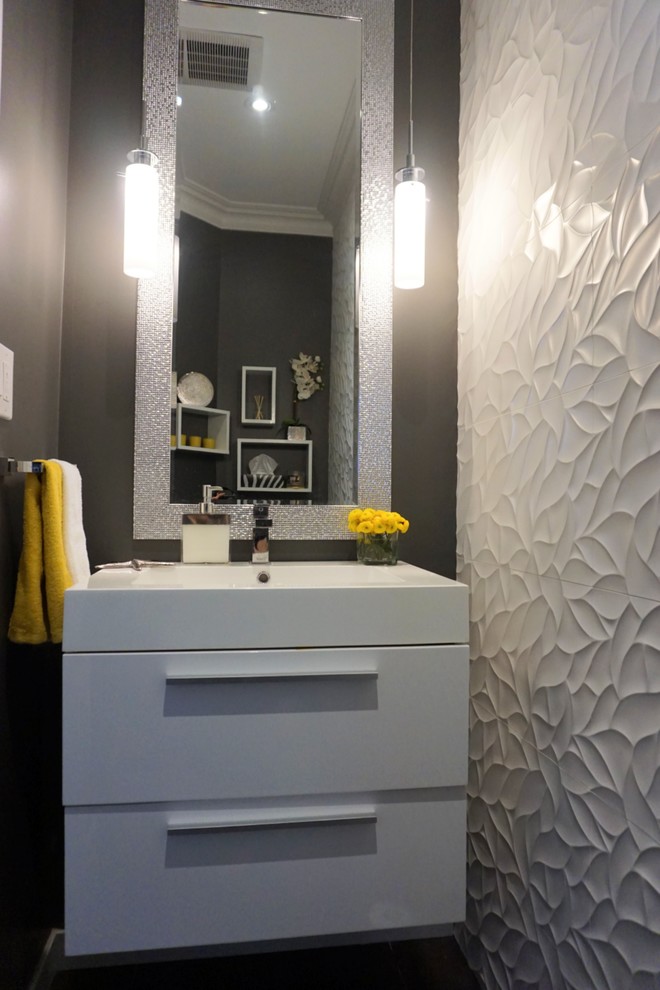Kleine Klassische Gästetoilette mit flächenbündigen Schrankfronten, weißen Schränken, weißen Fliesen, grauer Wandfarbe, integriertem Waschbecken und Mineralwerkstoff-Waschtisch in Toronto