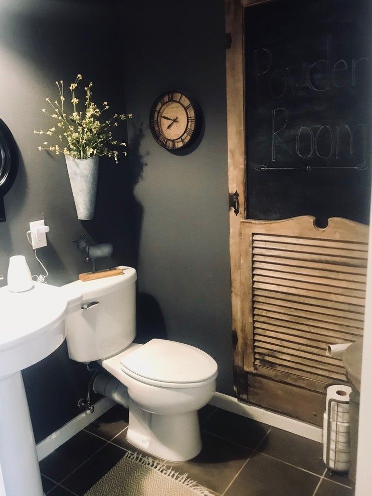 Inspiration för små lantliga toaletter, med grå väggar, travertin golv, ett piedestal handfat och grått golv