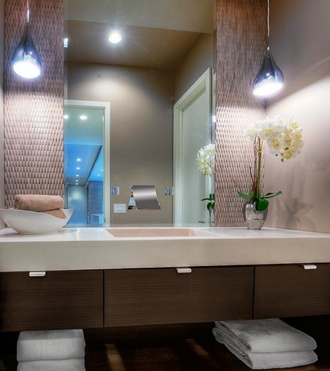 Exemple d'un WC et toilettes tendance en bois foncé de taille moyenne avec un placard à porte plane, mosaïque, un sol en carrelage de porcelaine, un lavabo intégré, un plan de toilette en quartz modifié et un mur beige.