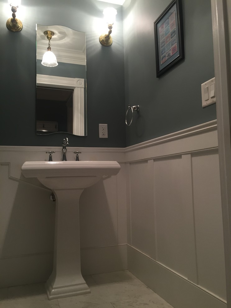 Réalisation d'un WC et toilettes tradition de taille moyenne avec WC séparés, un mur bleu, un sol en marbre, un lavabo de ferme et un sol gris.