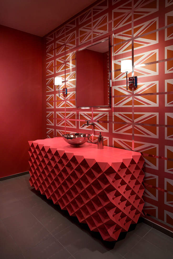 Moderne Gästetoilette mit verzierten Schränken, grauen Fliesen, Porzellanfliesen, Porzellan-Bodenfliesen, roter Wandfarbe und roter Waschtischplatte in Phoenix