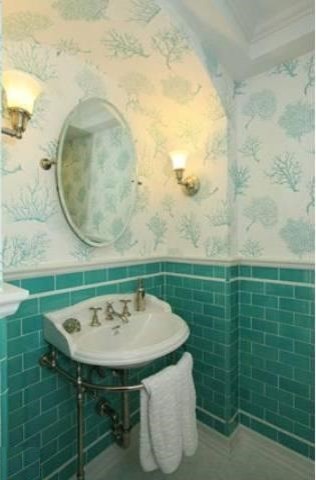 Idée de décoration pour un WC et toilettes méditerranéen de taille moyenne avec un placard sans porte, WC séparés, un carrelage vert, des carreaux de céramique, un mur blanc, un sol en carrelage de céramique et un lavabo de ferme.