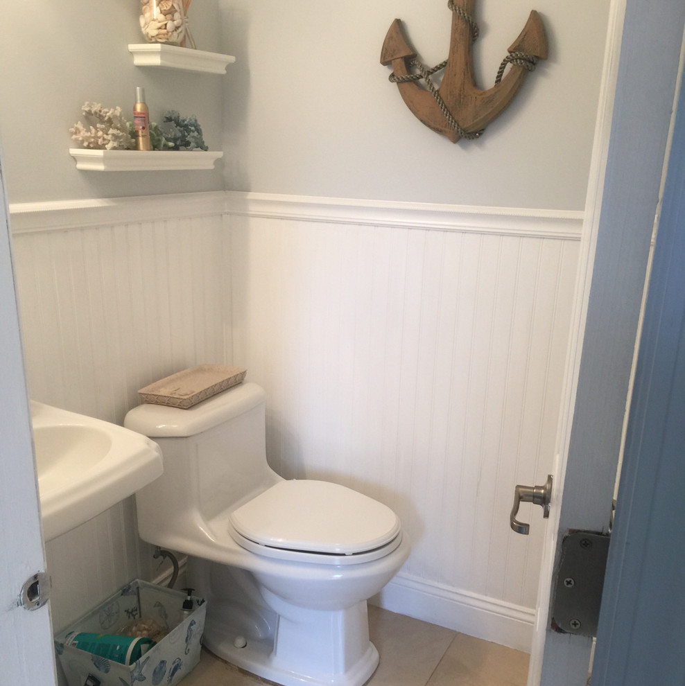 На фото: маленький туалет в морском стиле с серыми стенами, полом из керамогранита, раковиной с пьедесталом, столешницей из искусственного камня и бежевым полом для на участке и в саду