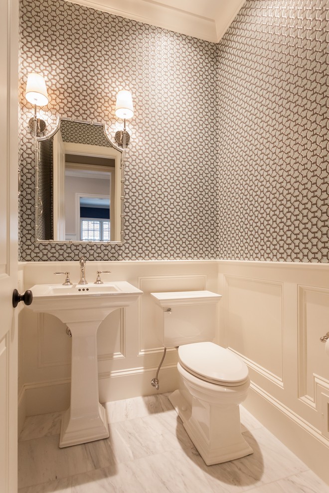 Klassische Gästetoilette mit Wandtoilette mit Spülkasten, bunten Wänden, Marmorboden, Sockelwaschbecken und grauem Boden in Washington, D.C.