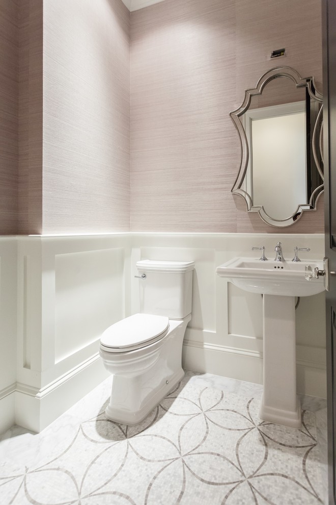 Стильный дизайн: туалет в стиле неоклассика (современная классика) с розовыми стенами, полом из мозаичной плитки, раковиной с пьедесталом и серым полом - последний тренд