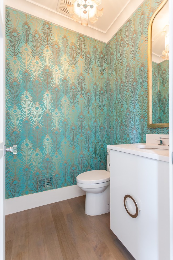 Immagine di un bagno di servizio minimal con ante lisce, ante bianche, pareti multicolore, parquet chiaro, lavabo sottopiano, pavimento grigio e top bianco