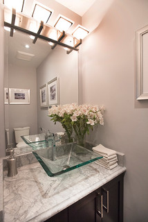 おしゃれなトイレ 洗面所 大理石の洗面台 ベージュの壁 の画像 21年7月 Houzz ハウズ