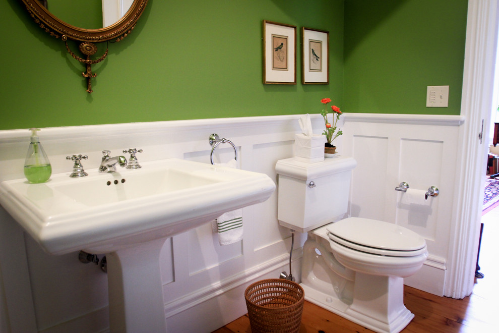 ポートランド(メイン)にあるトラディショナルスタイルのおしゃれなトイレ・洗面所の写真