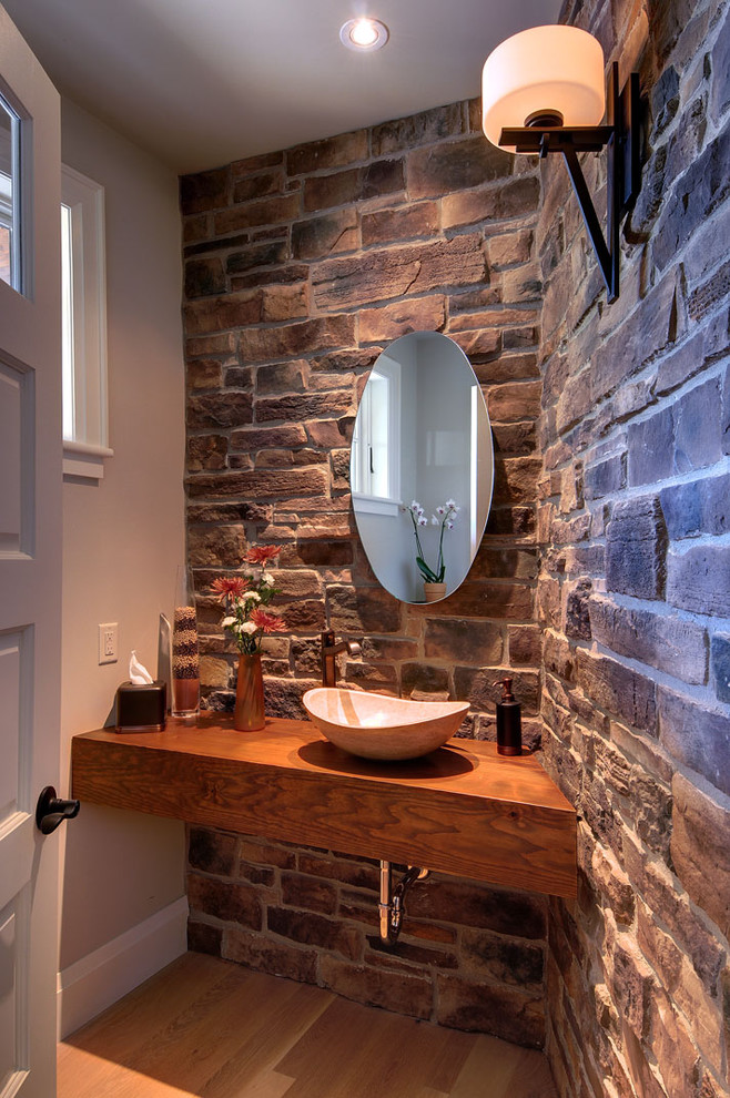 Mittelgroße Moderne Gästetoilette mit Steinfliesen, grauer Wandfarbe, hellem Holzboden, Aufsatzwaschbecken, Waschtisch aus Holz und brauner Waschtischplatte in Toronto