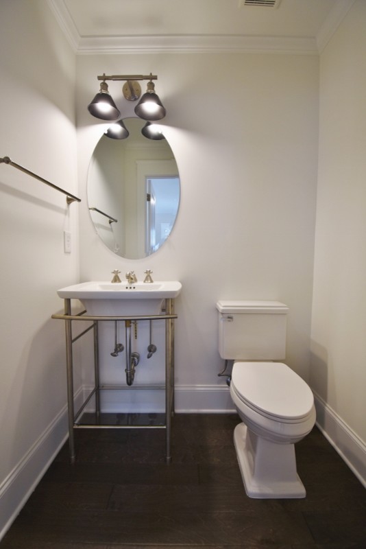Esempio di un piccolo bagno di servizio classico con pareti beige, parquet scuro e pavimento marrone