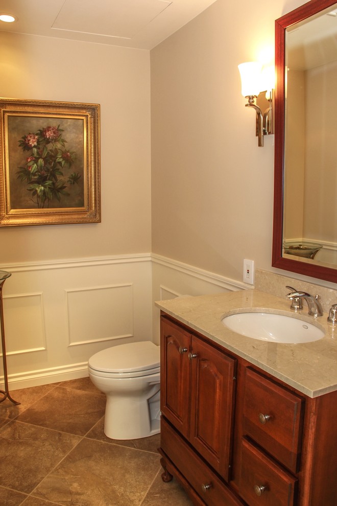 Cette photo montre un WC et toilettes victorien en bois foncé de taille moyenne avec un placard en trompe-l'oeil, WC séparés, un mur beige, un sol en carrelage de céramique, un lavabo encastré et un plan de toilette en surface solide.