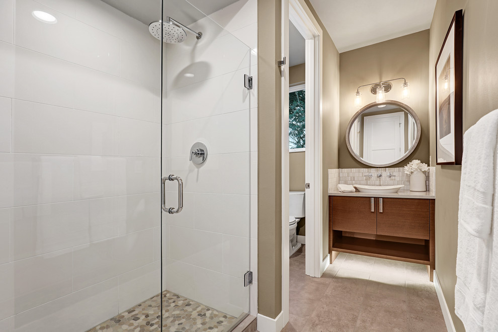 Inspiration pour une salle de bain design en bois brun avec WC séparés, un carrelage blanc, un mur beige, un placard à porte plane, mosaïque, un sol en carrelage de porcelaine, une vasque et un plan de toilette en quartz modifié.