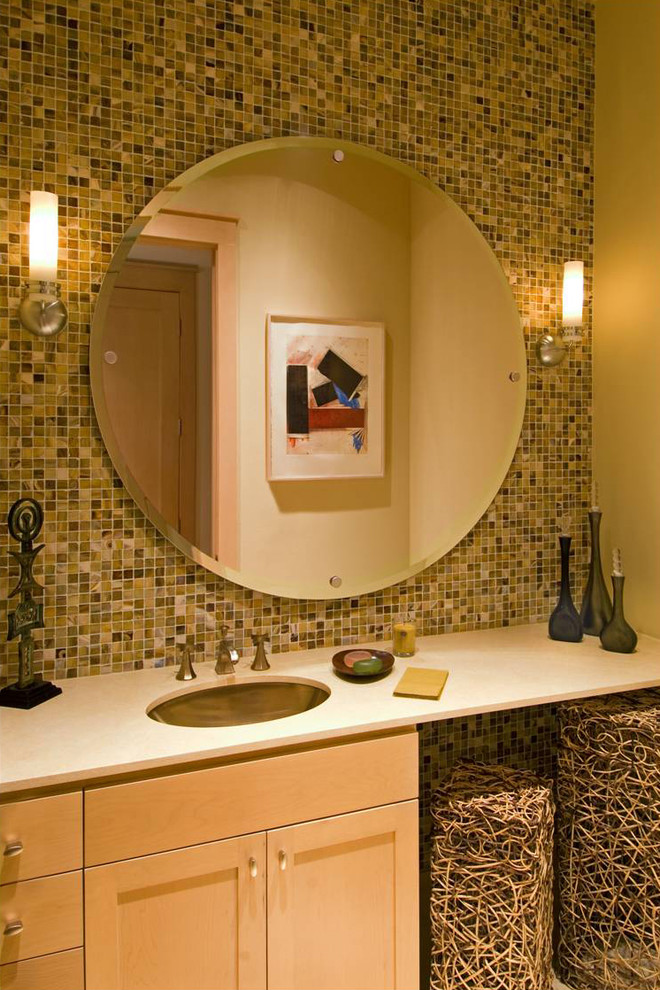 Пример оригинального дизайна: туалет в стиле неоклассика (современная классика) с фасадами с утопленной филенкой, светлыми деревянными фасадами, разноцветной плиткой, плиткой мозаикой и врезной раковиной