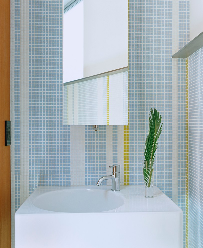 Стильный дизайн: туалет в современном стиле с плиткой мозаикой - последний тренд