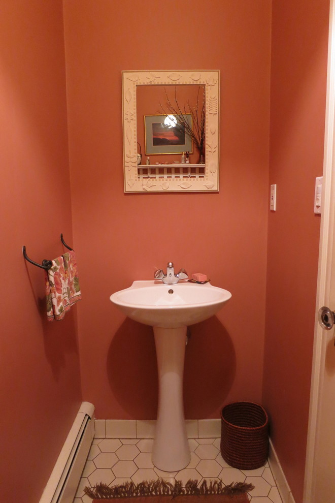 Esempio di un piccolo bagno di servizio bohémian con lavabo a colonna, WC a due pezzi, piastrelle beige, pavimento con piastrelle in ceramica e pareti rosa