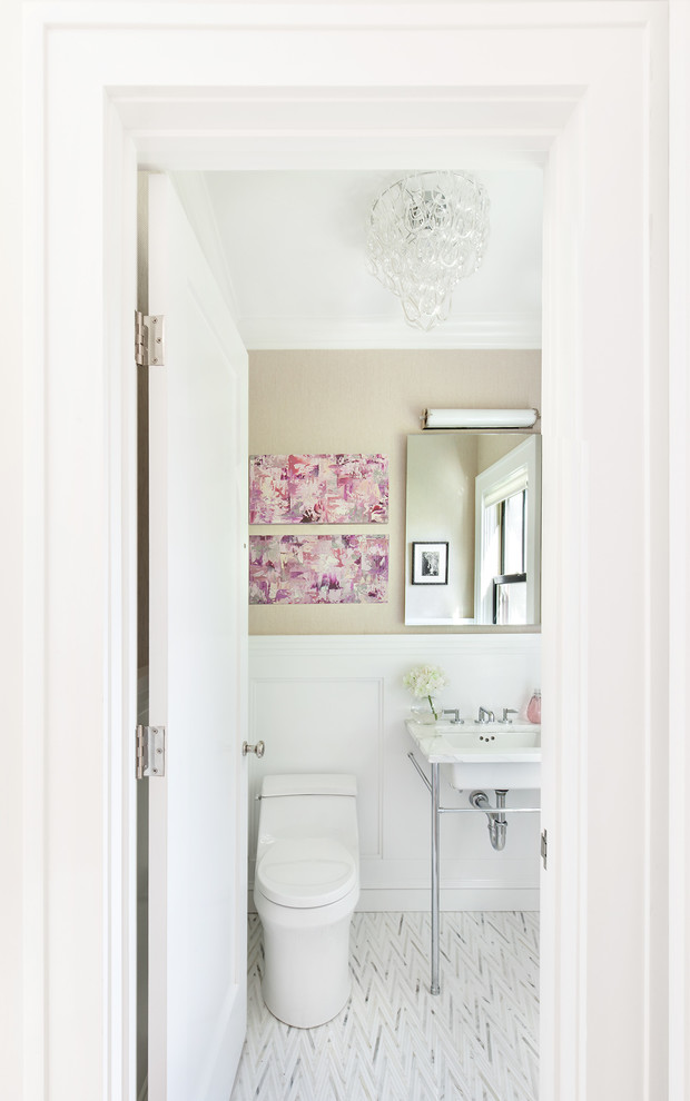 Klassische Gästetoilette mit beiger Wandfarbe, Waschtischkonsole, weißem Boden und Marmorboden in New York