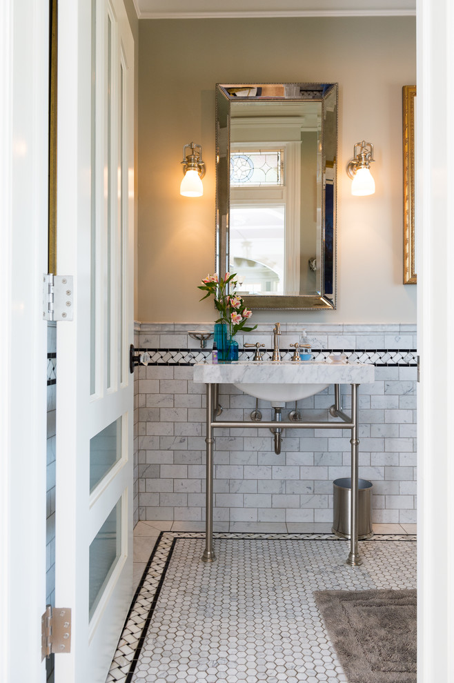 Immagine di un grande bagno di servizio stile marino con lavabo a colonna, piastrelle grigie, piastrelle in ceramica, pareti beige e pavimento con piastrelle a mosaico