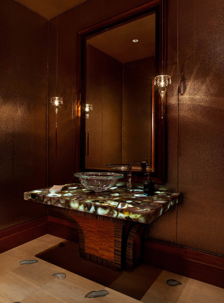 Moderne Gästetoilette mit brauner Wandfarbe, Aufsatzwaschbecken, Onyx-Waschbecken/Waschtisch und beigem Boden in Phoenix