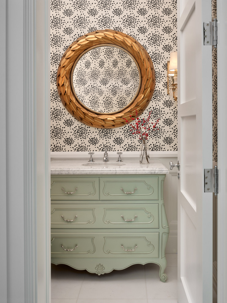 Inspiration för små klassiska toaletter, med möbel-liknande, gröna skåp, en vägghängd toalettstol, marmorgolv, ett undermonterad handfat, marmorbänkskiva och vitt golv