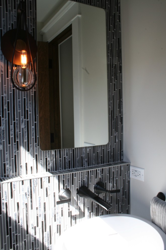 Moderne Gästetoilette mit Toilette mit Aufsatzspülkasten, farbigen Fliesen, Mosaikfliesen, grauer Wandfarbe und Aufsatzwaschbecken in Chicago