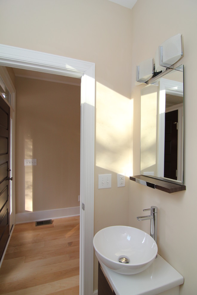 Источник вдохновения для домашнего уюта: туалет среднего размера в современном стиле с унитазом-моноблоком и бежевыми стенами