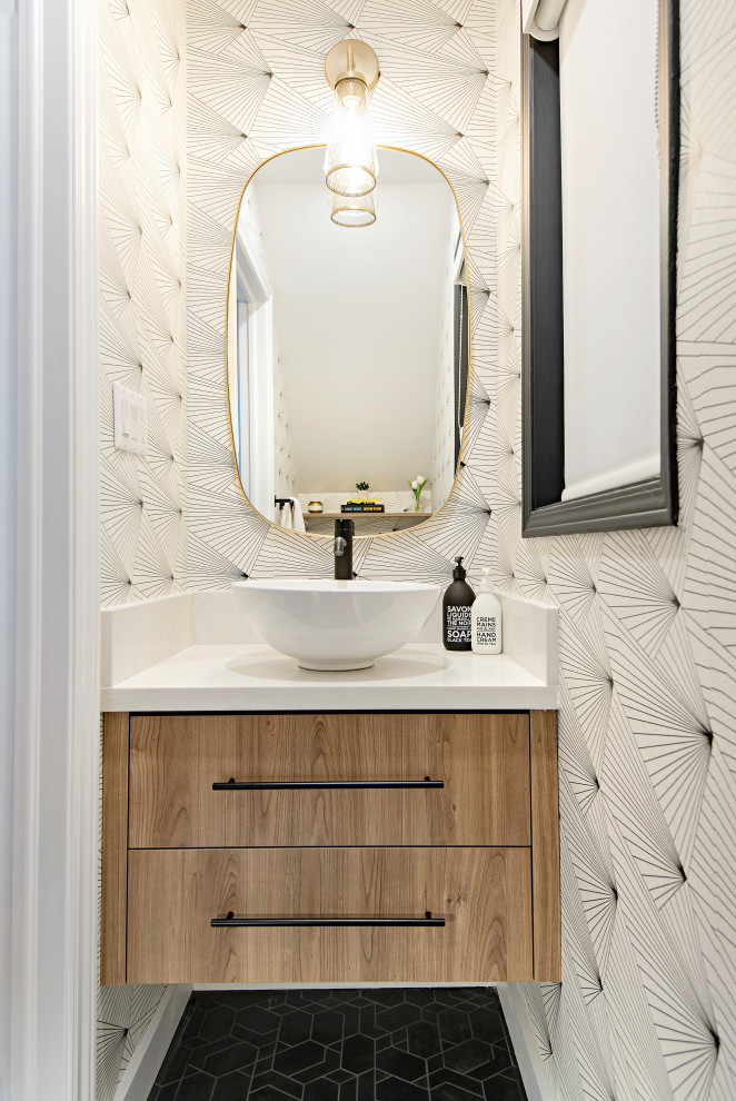 Kleine Moderne Gästetoilette mit braunen Schränken, Quarzit-Waschtisch, weißer Waschtischplatte und eingebautem Waschtisch in Toronto