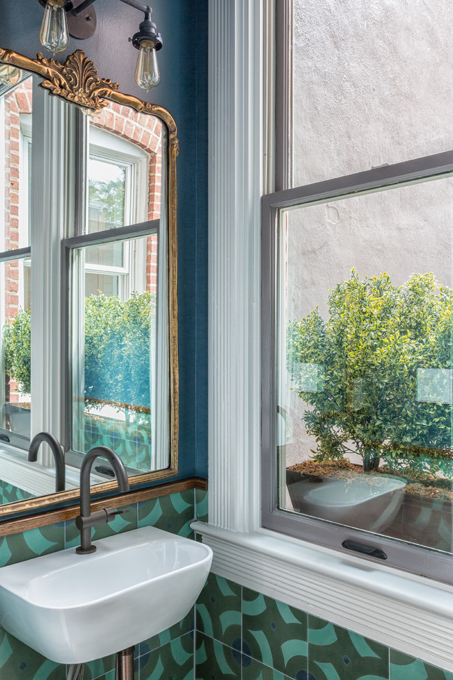 Пример оригинального дизайна: маленький туалет в стиле фьюжн с синей плиткой, зеленой плиткой, разноцветной плиткой, синими стенами, подвесной раковиной и цементной плиткой для на участке и в саду