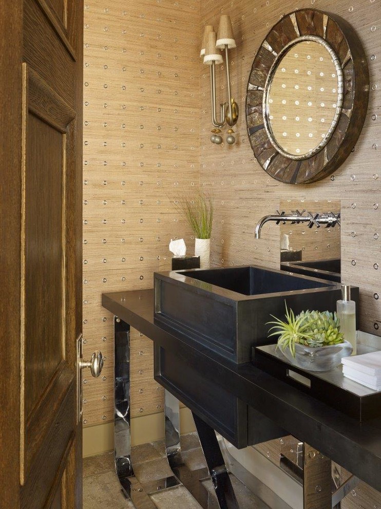 Foto på ett funkis toalett, med möbel-liknande, beige väggar, kalkstensgolv, ett fristående handfat och en toalettstol med separat cisternkåpa