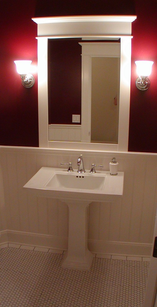 На фото: туалет среднего размера в классическом стиле с раковиной с пьедесталом, белой плиткой, красными стенами и полом из керамогранита с