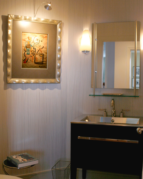 Exemple d'un petit WC et toilettes tendance en bois foncé avec un placard à porte plane, WC séparés, un mur blanc, parquet foncé, un lavabo posé, un plan de toilette en acier inoxydable et un sol marron.