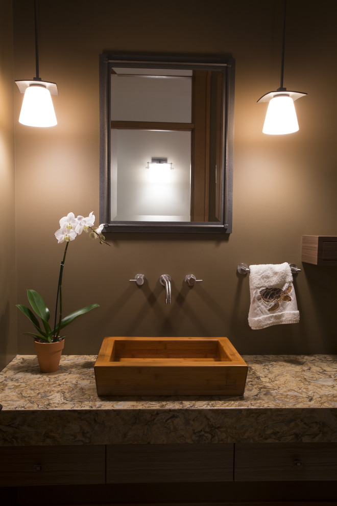 Foto di un bagno di servizio tradizionale con lavabo a bacinella, top in quarzo composito, WC sospeso e pareti marroni