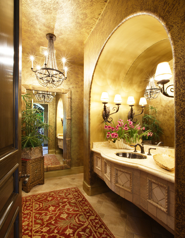 Inspiration för stora klassiska toaletter, med beige väggar, travertin golv, ett undermonterad handfat, bänkskiva i kalksten och beiget golv