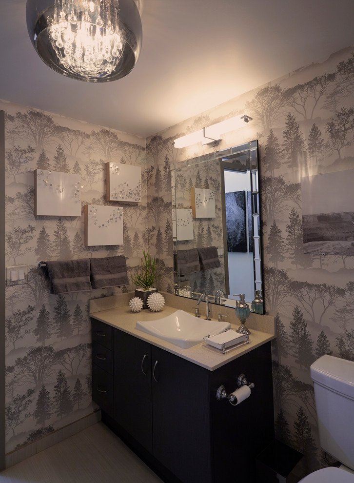 Esempio di un bagno di servizio design di medie dimensioni con ante in legno bruno, pareti marroni, lavabo integrato e top in laminato