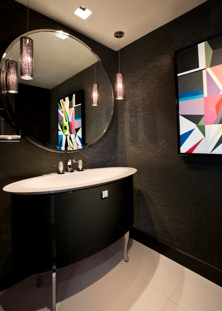 Свежая идея для дизайна: туалет в современном стиле с накладной раковиной, фасадами островного типа, черными фасадами и черными стенами - отличное фото интерьера