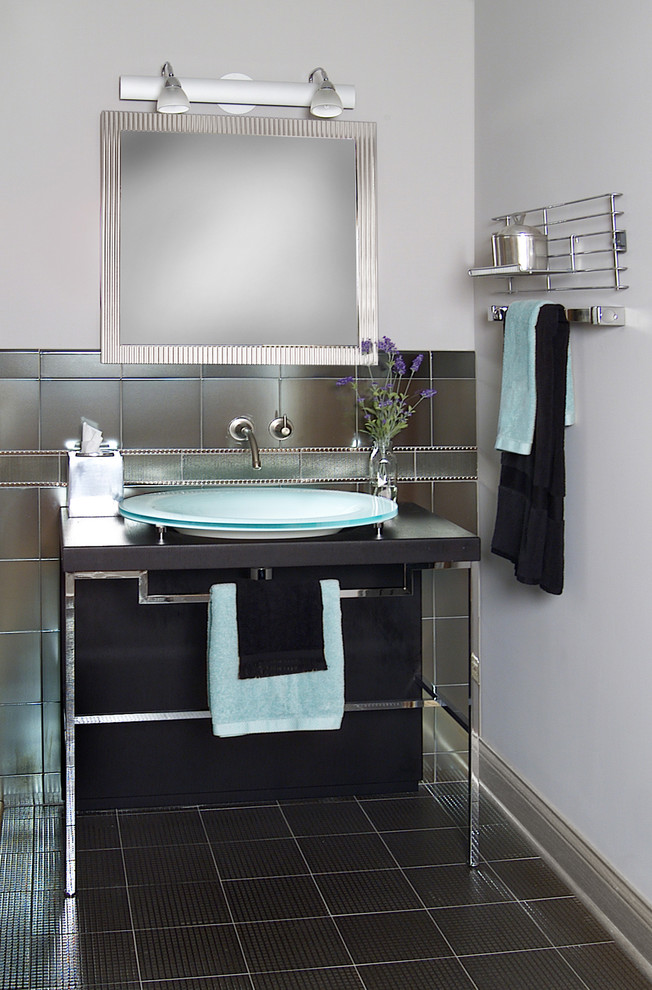 シカゴにあるコンテンポラリースタイルのおしゃれなトイレ・洗面所 (ベッセル式洗面器、グレーのタイル) の写真