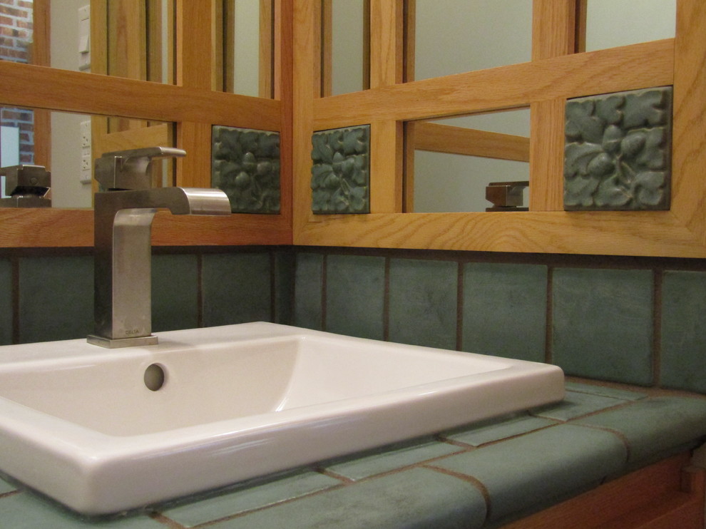 Exemple d'un WC et toilettes craftsman avec un carrelage vert, une vasque, un plan de toilette en carrelage et un plan de toilette vert.