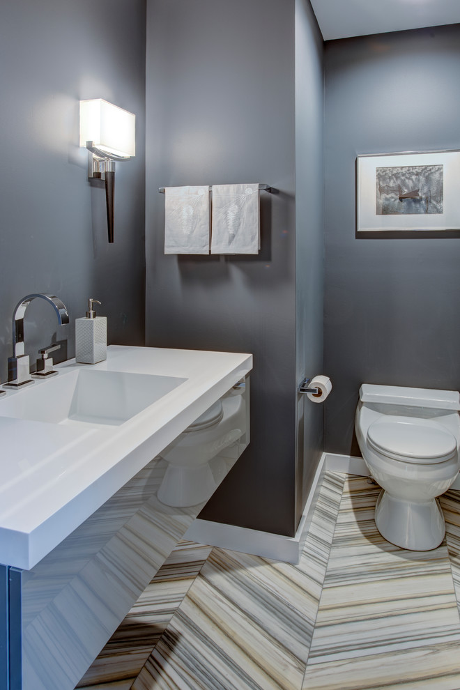 Idéer för ett mellanstort klassiskt vit toalett, med släta luckor, grå skåp, en toalettstol med hel cisternkåpa, grå väggar, klinkergolv i porslin och ett integrerad handfat