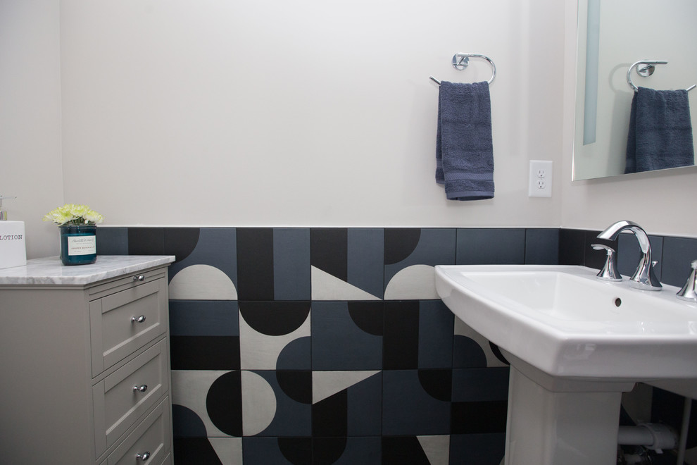 Inspiration för mellanstora moderna vitt toaletter, med en toalettstol med hel cisternkåpa, blå kakel, keramikplattor, blå väggar, mörkt trägolv, ett piedestal handfat, brunt golv, vita skåp och bänkskiva i akrylsten