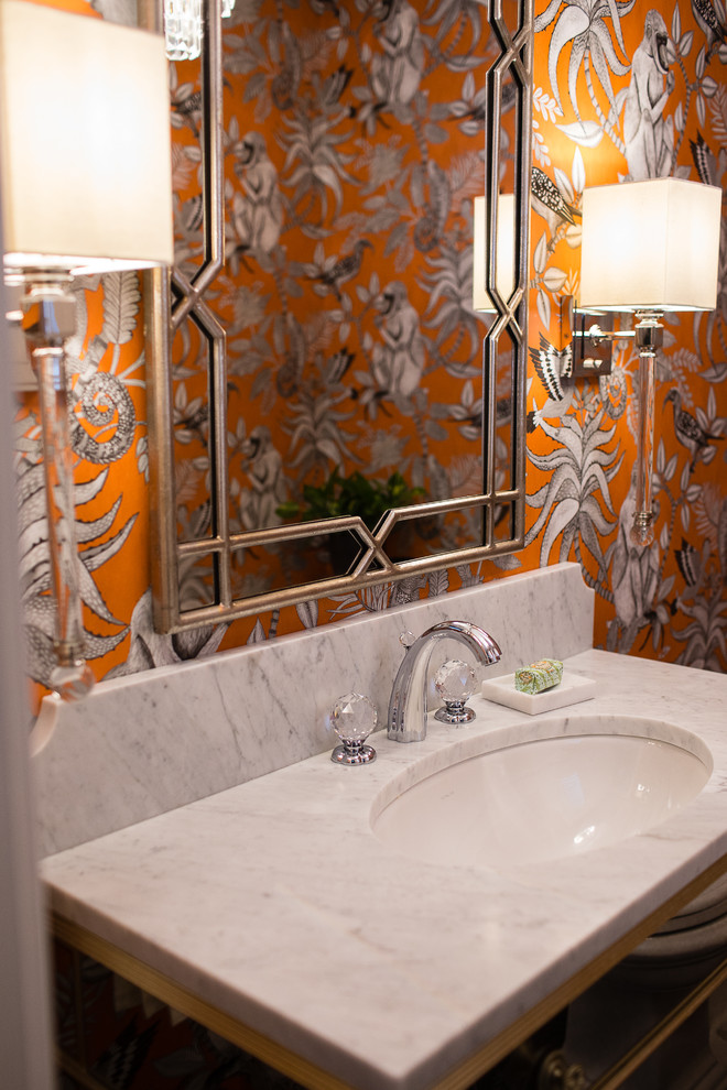 Idee per un piccolo bagno di servizio tradizionale con consolle stile comò, WC a due pezzi, pareti arancioni, pavimento in ardesia, lavabo sottopiano, top in marmo e pavimento nero