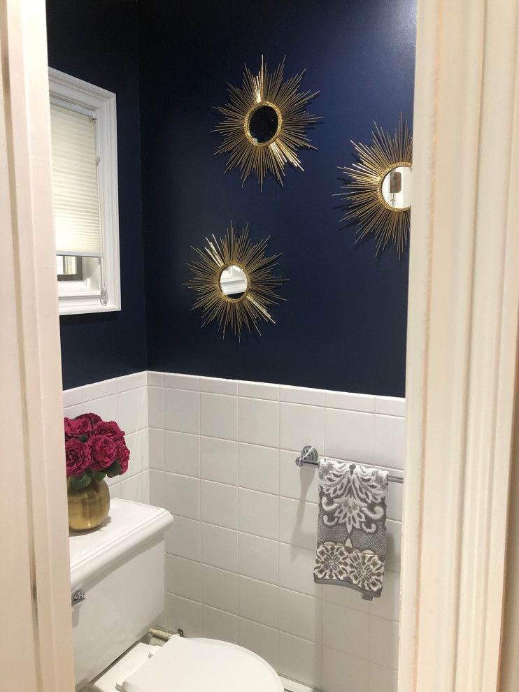 Kleine Shabby-Look Gästetoilette mit Wandtoilette mit Spülkasten, weißen Fliesen, blauer Wandfarbe und Sockelwaschbecken in New York