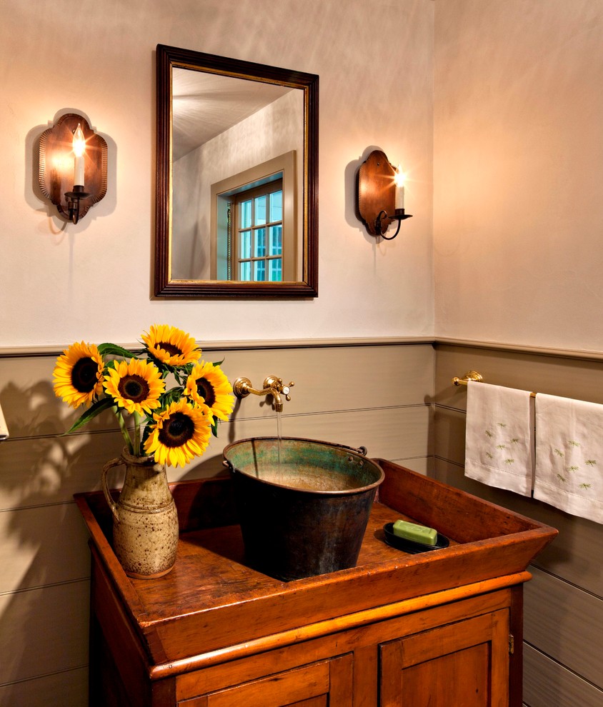 Inspiration pour un grand WC et toilettes rustique en bois brun avec un placard à porte shaker, un mur blanc, une vasque, un plan de toilette en bois et un plan de toilette marron.