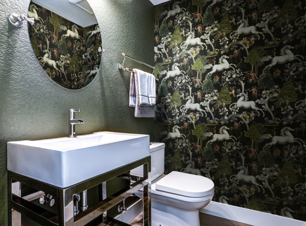 フィラデルフィアにあるお手頃価格のエクレクティックスタイルのおしゃれなトイレ・洗面所 (オープンシェルフ、白いキャビネット、分離型トイレ、緑の壁、無垢フローリング、茶色い床、独立型洗面台、壁紙) の写真