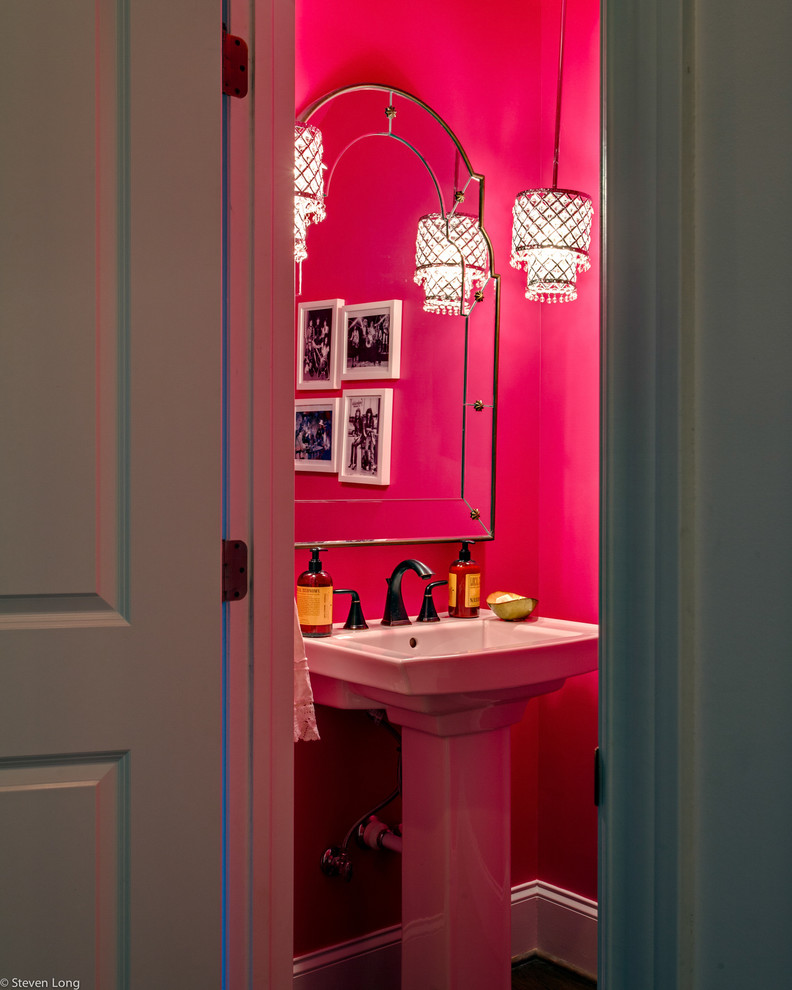 Пример оригинального дизайна: туалет в современном стиле с раковиной с пьедесталом и розовыми стенами