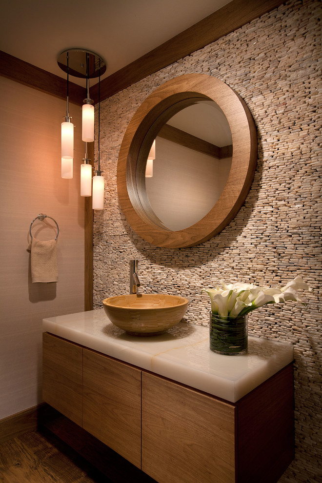 マイアミにあるトランジショナルスタイルのおしゃれなトイレ・洗面所 (ベッセル式洗面器、ベージュのカウンター) の写真