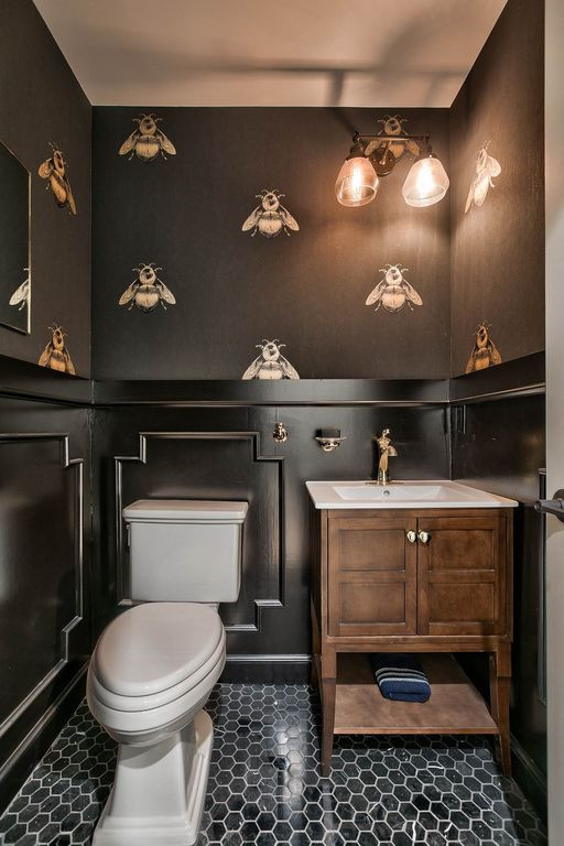 Inspiration for a classic cloakroom in Omaha.