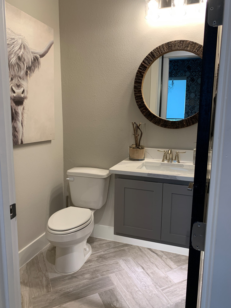 Aménagement d'un petit WC et toilettes classique avec un placard à porte shaker, des portes de placard grises, un plan de toilette en quartz, un plan de toilette blanc et meuble-lavabo suspendu.