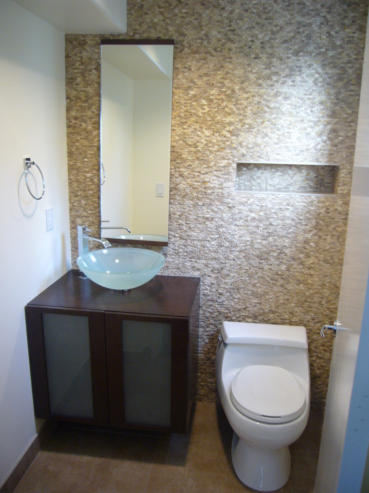 Photo of a contemporary cloakroom in Los Angeles.