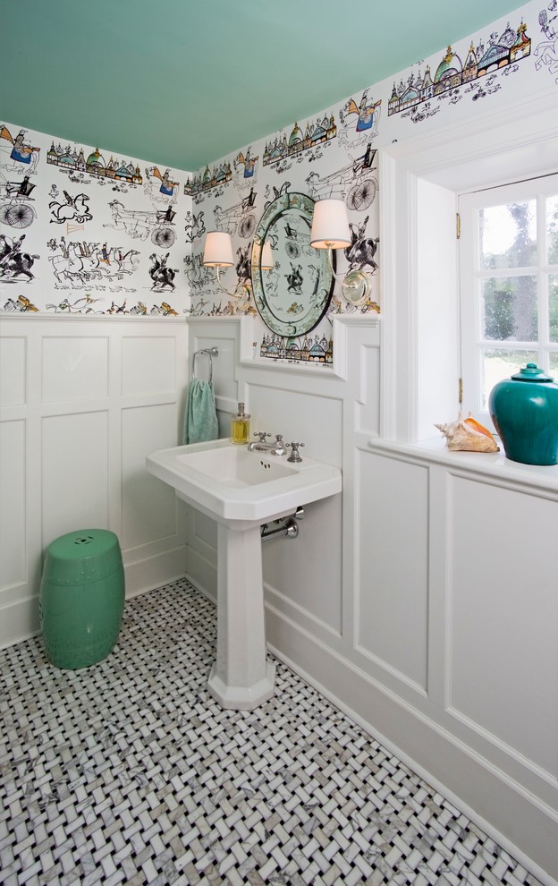 フィラデルフィアにある高級な中くらいなトランジショナルスタイルのおしゃれなトイレ・洗面所 (ベッセル式洗面器、分離型トイレ、マルチカラーの壁、モザイクタイル、グレーのタイル) の写真